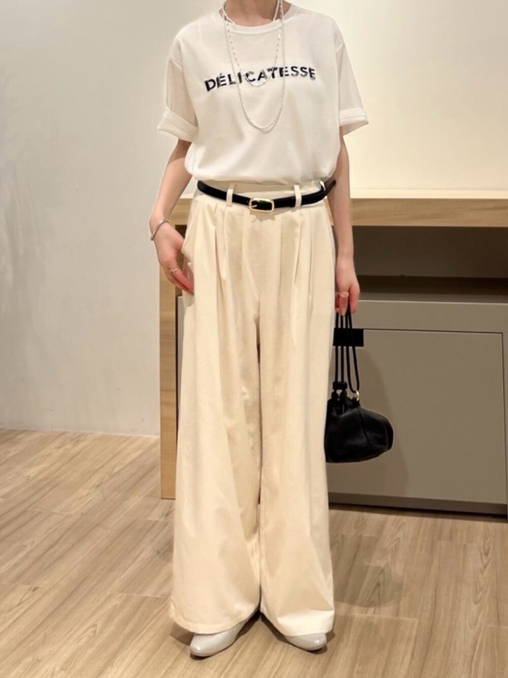ホワイト系のTシャツ/カットソー、ホワイト系のその他パンツ、ブラック系のトートバッグを着用したレディースの夏コーディネートの2枚目の写真