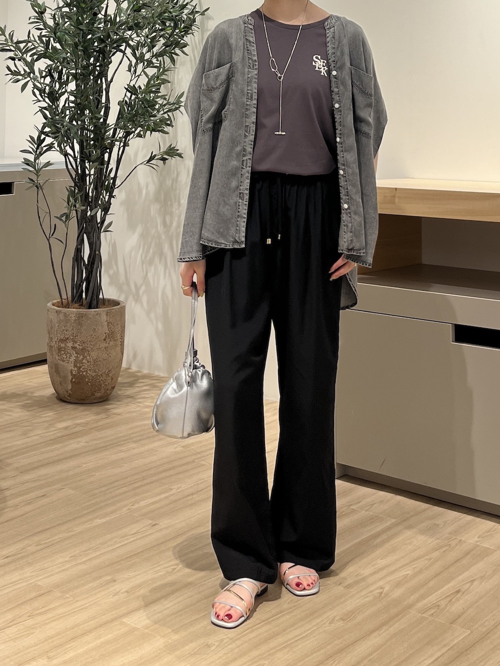 グレー系のTシャツ/カットソー、グレー系のシャツ/ブラウス、ブラック系のその他パンツを着用したレディースの夏コーディネートの2枚目の写真