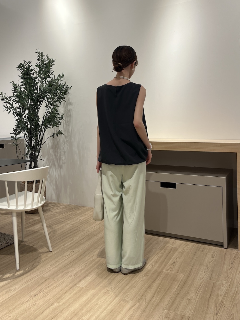 グリーン系のその他パンツ、グレー系のワンピースを着用したレディースの夏コーディネートの2枚目の写真
