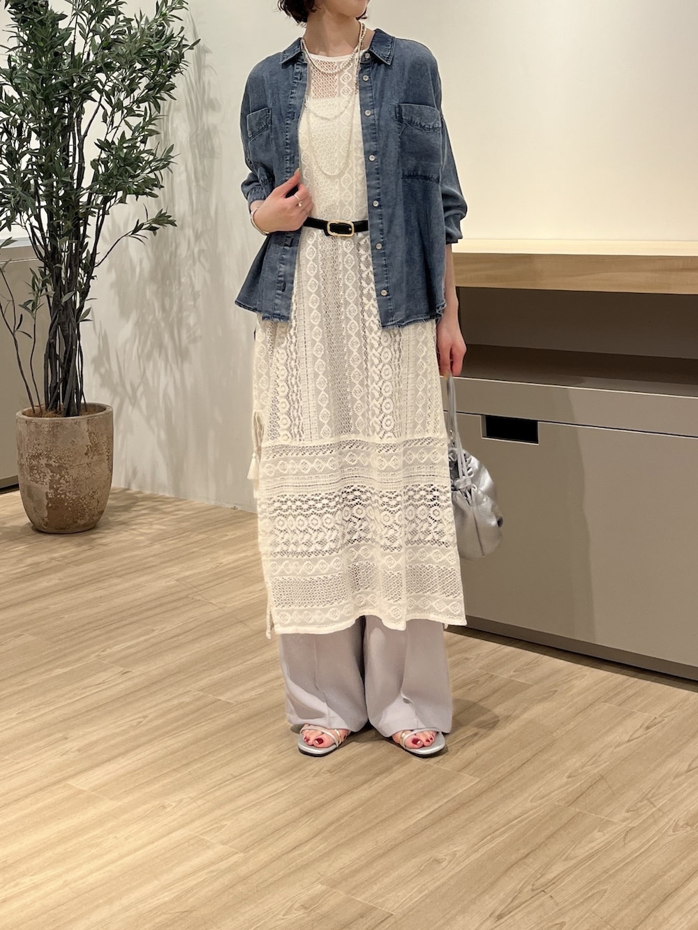 ホワイト系のワンピース、ブルー系のシャツ/ブラウス、ブラック系のトートバッグを着用したレディースの夏コーディネートの2枚目の写真