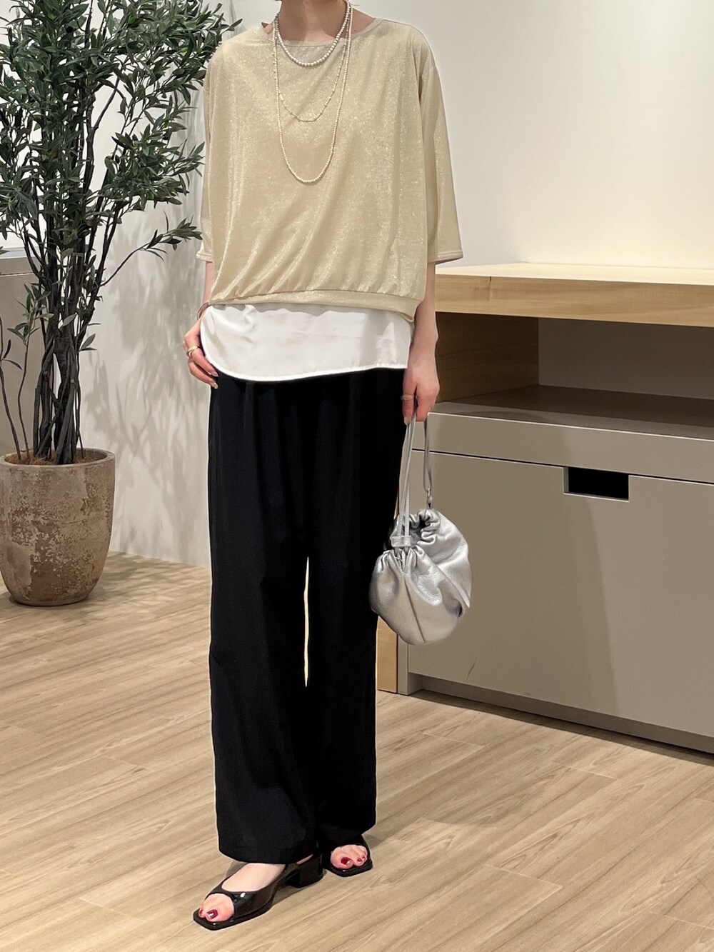 ベージュ系のTシャツ/カットソー、ホワイト系のTシャツ/カットソー、ブラック系のその他パンツを着用したレディースの夏コーディネートの2枚目の写真