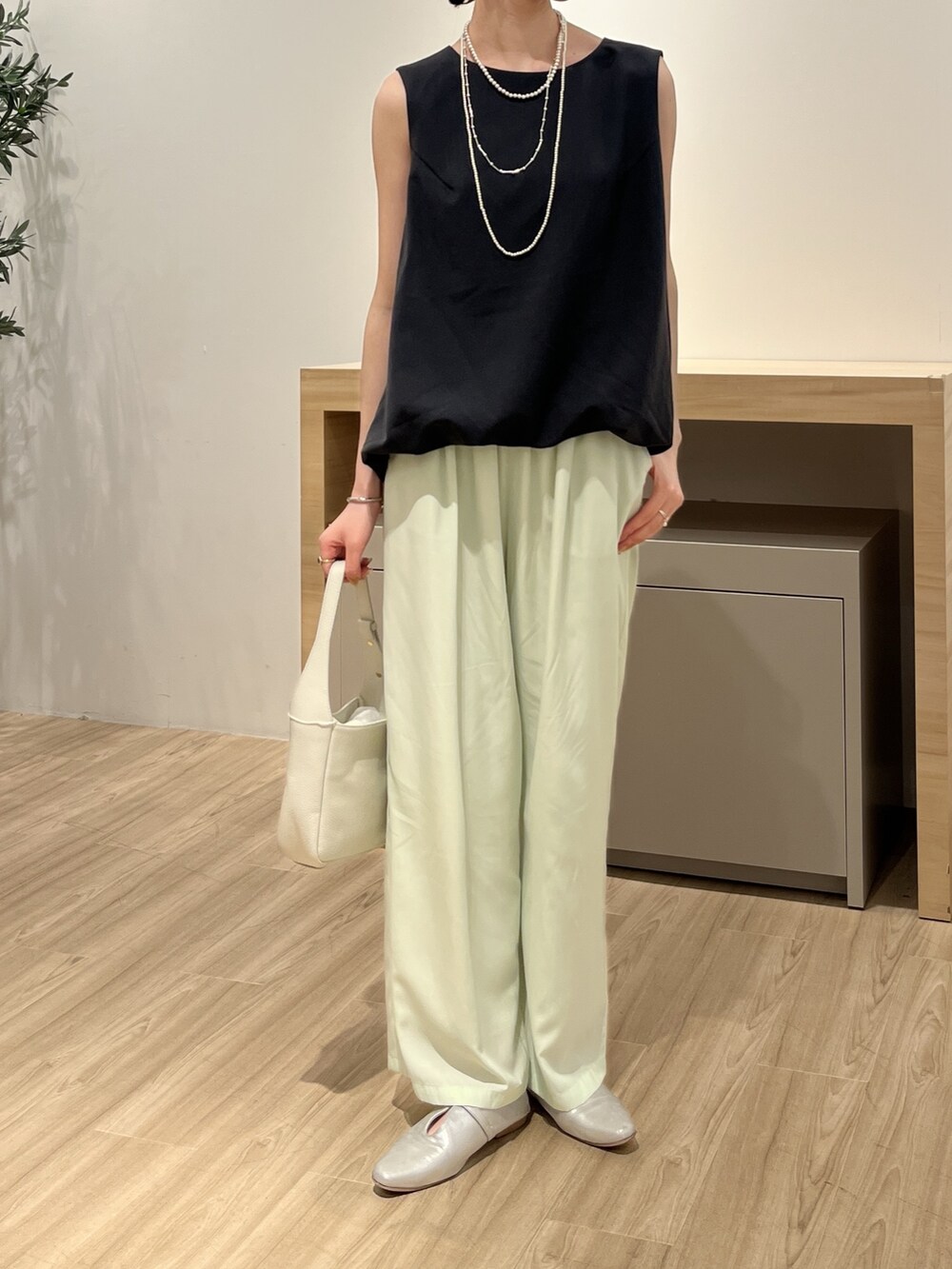 グリーン系のその他パンツ、グレー系のワンピースを着用したレディースの夏コーディネートの3枚目の写真