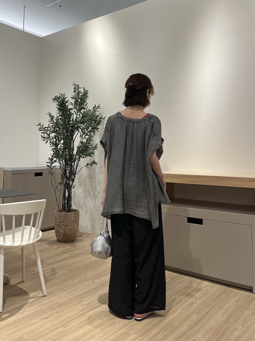 グレー系のシャツ/ブラウス、レッド系のニット/セーター、ブラック系のその他パンツを着用したレディースの夏コーディネートの3枚目の写真