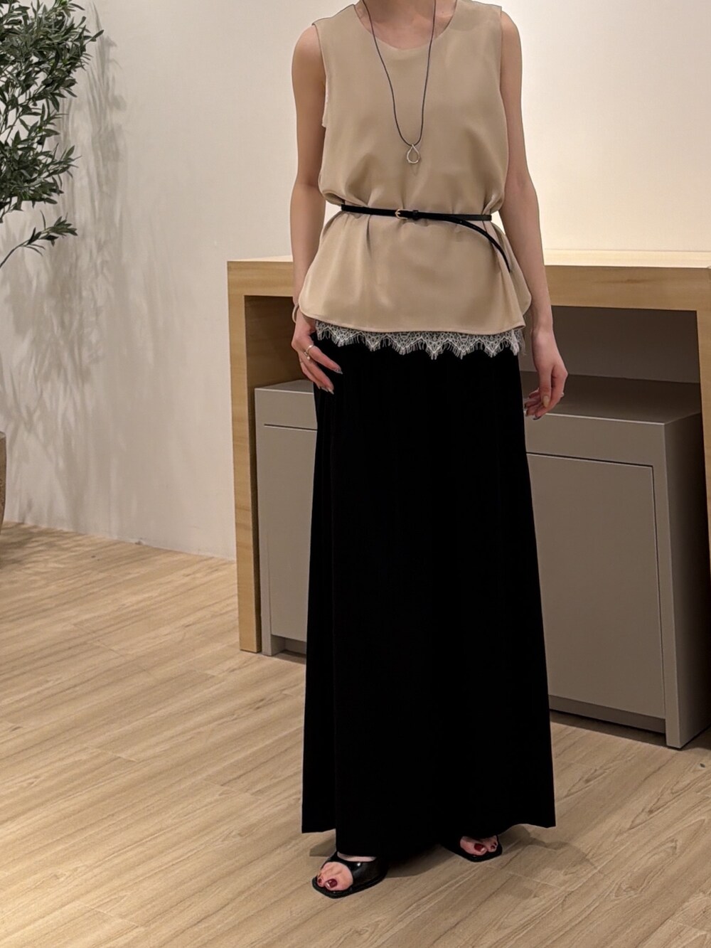 ベージュ系のシャツ/ブラウス、ブラック系のその他パンツを着用したレディースの夏コーディネートの2枚目の写真