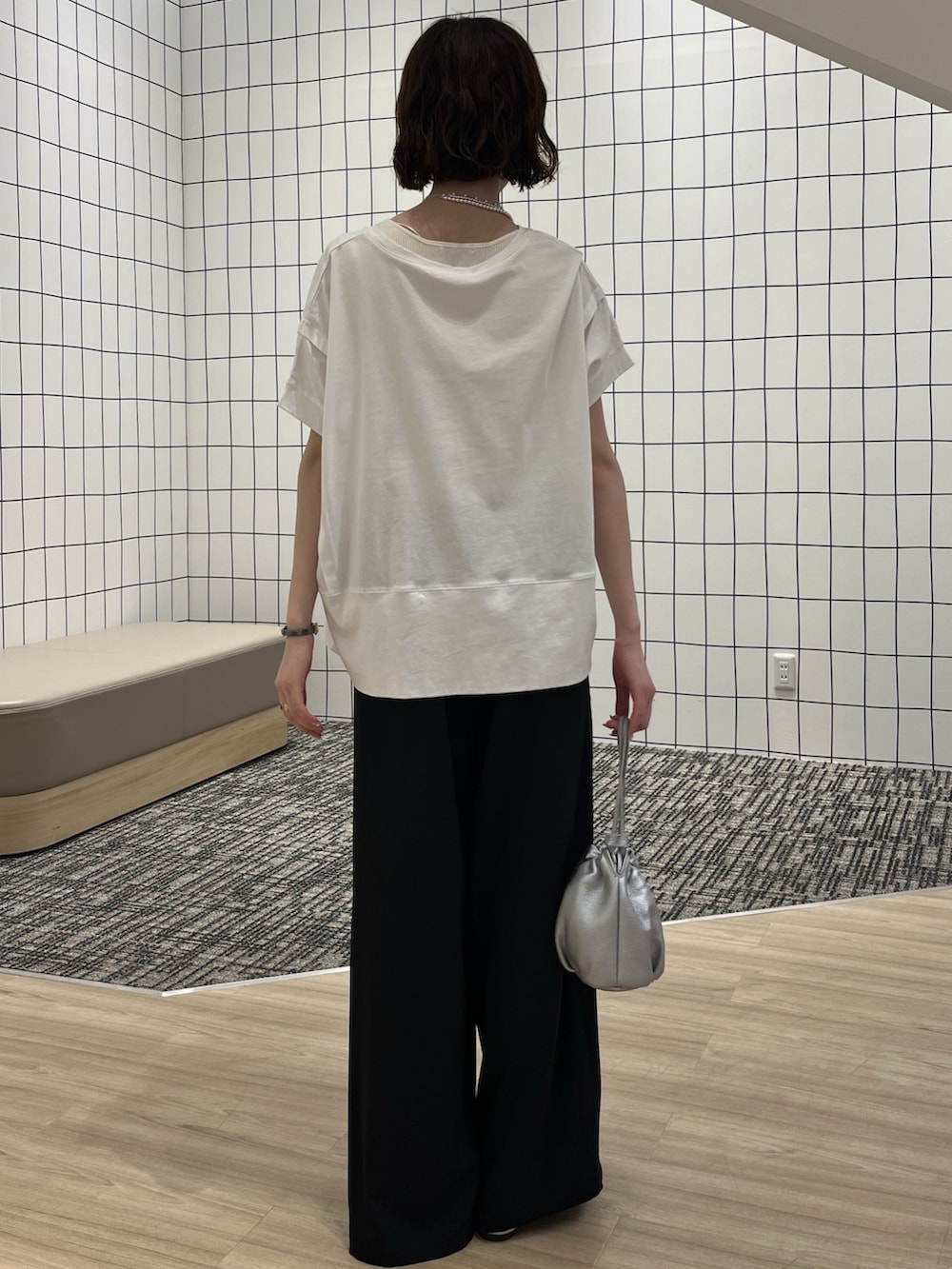 ブラック系のその他パンツ、ホワイト系のTシャツ/カットソー、シルバー系のその他シューズを着用したレディースの春コーディネートの2枚目の写真