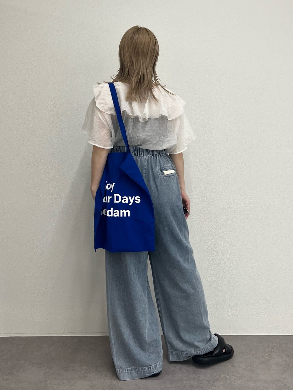 ホワイト系のシャツ/ブラウス、ブルー系のデニムパンツ、ブラック系のサンダルを着用したレディースの夏コーディネートの3枚目の写真