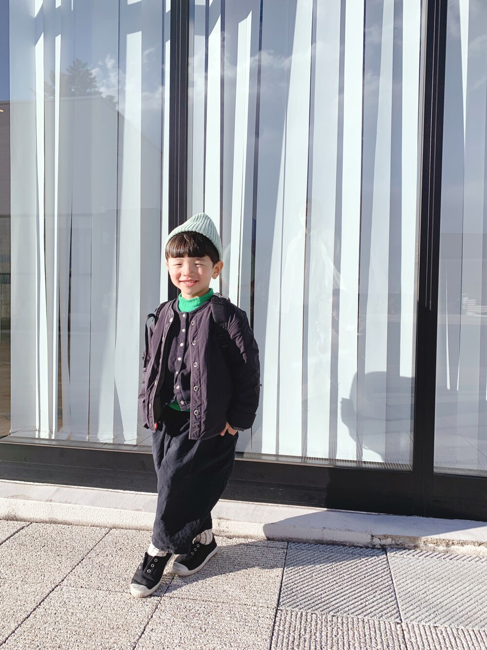 「CIAOPANIC TYPY、ciaopanicTYPY、チャオパニックティピー(CIAOPANIC TYPY)、3歳男の子、ニット帽」｜「Cientaの【Cienta/シエンタ】CanvasSlip-on model70（スリッポン、ブラック系）」を使った、sayuuuuさん（キッズ・90cm）の春コーディネートの3枚目の写真