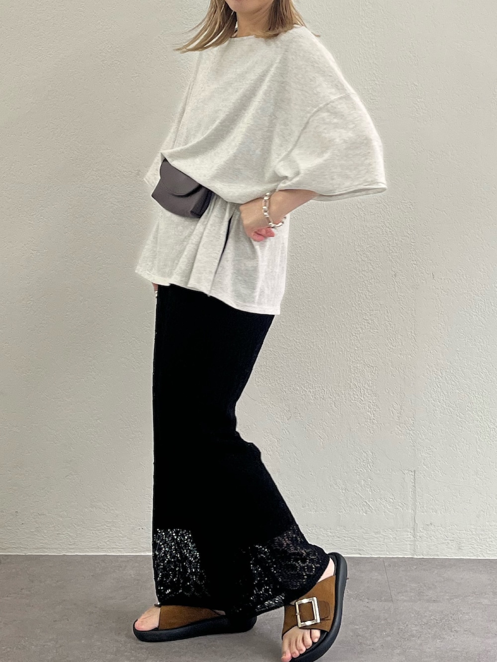 ブラウン系のサンダル、ブラック系のその他パンツ、グレー系のTシャツ/カットソーを着用したレディースの夏コーディネートの3枚目の写真