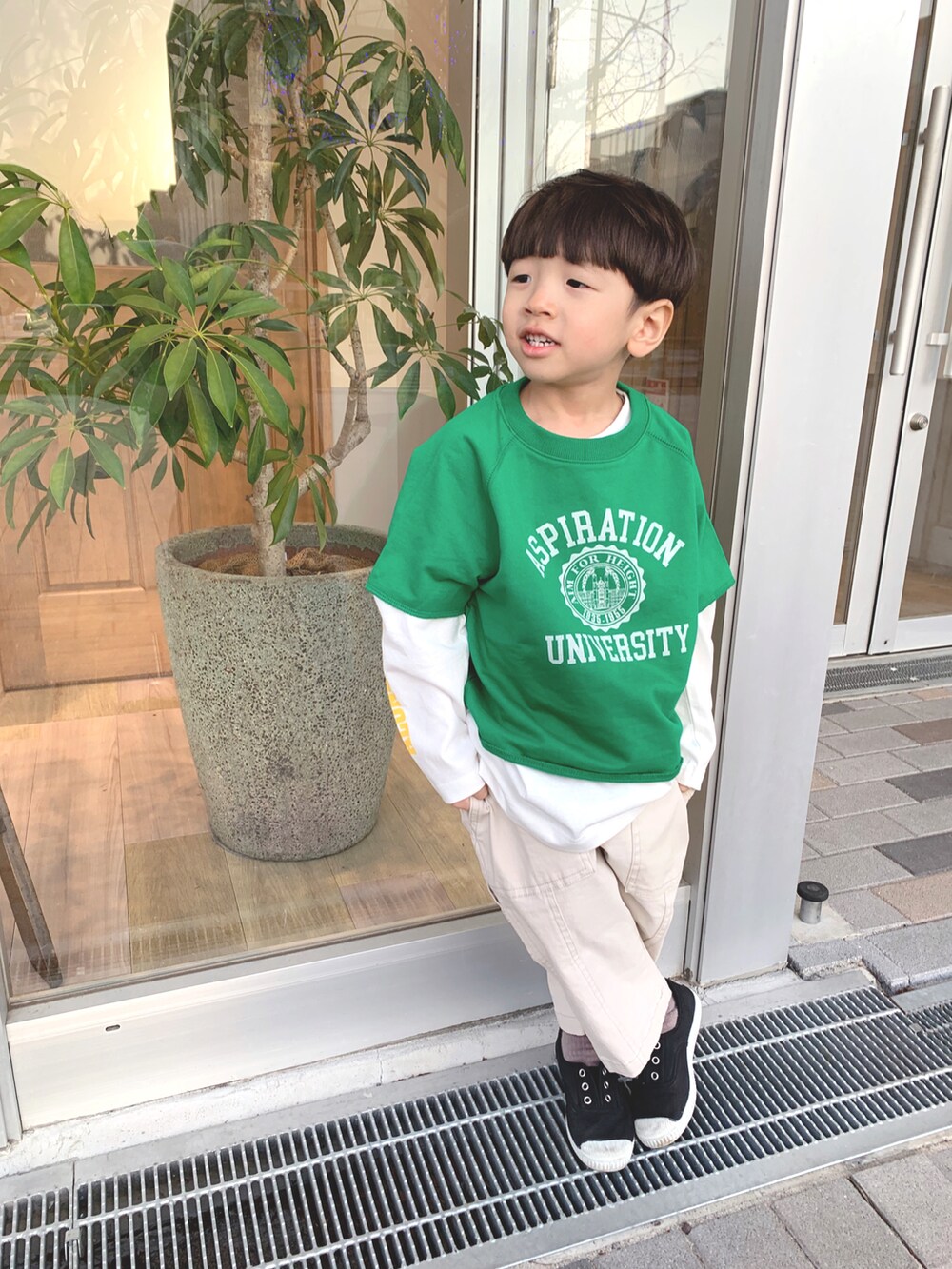 「チャオパニックティピー(CIAOPANIC TYPY)、CIAOPANIC TYPY、ciaopanicTYPY、グリーンコーデ、春カラー、ホワイトパンツ、3歳男の子」｜「CIAOPANIC TYPYの【KIDS】USAコットンポケット付きロングTee（Tシャツ/カットソー、ホワイト系）」を使った、sayuuuuさん（キッズ・90cm）の春コーディネートの2枚目の写真