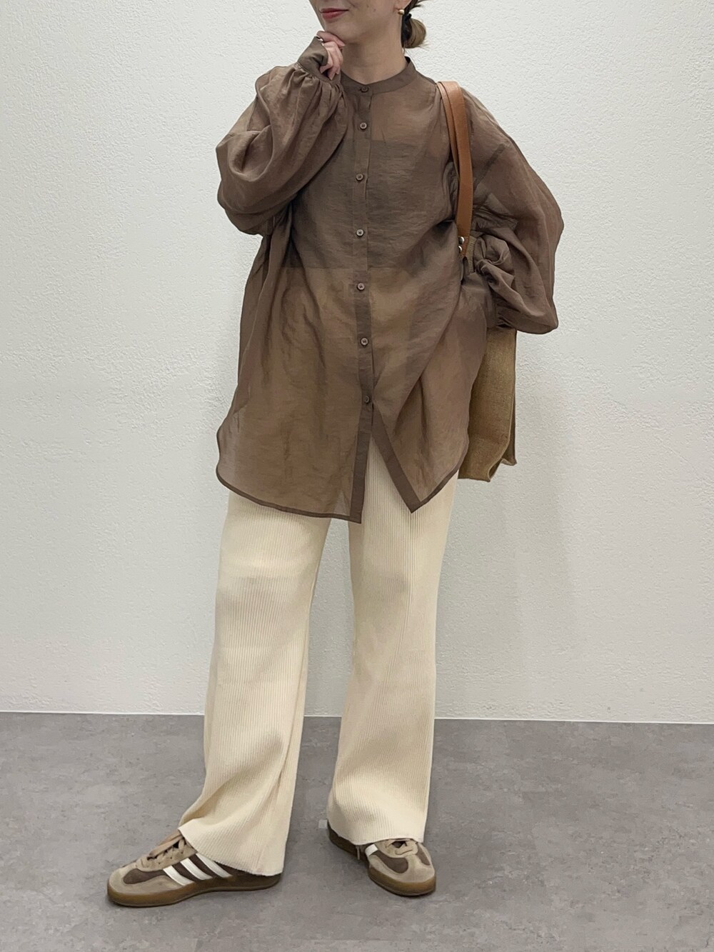 ブラウン系のシャツ/ブラウス、ホワイト系のその他パンツ、ブルー系のトートバッグを着用したレディースの春コーディネートの2枚目の写真