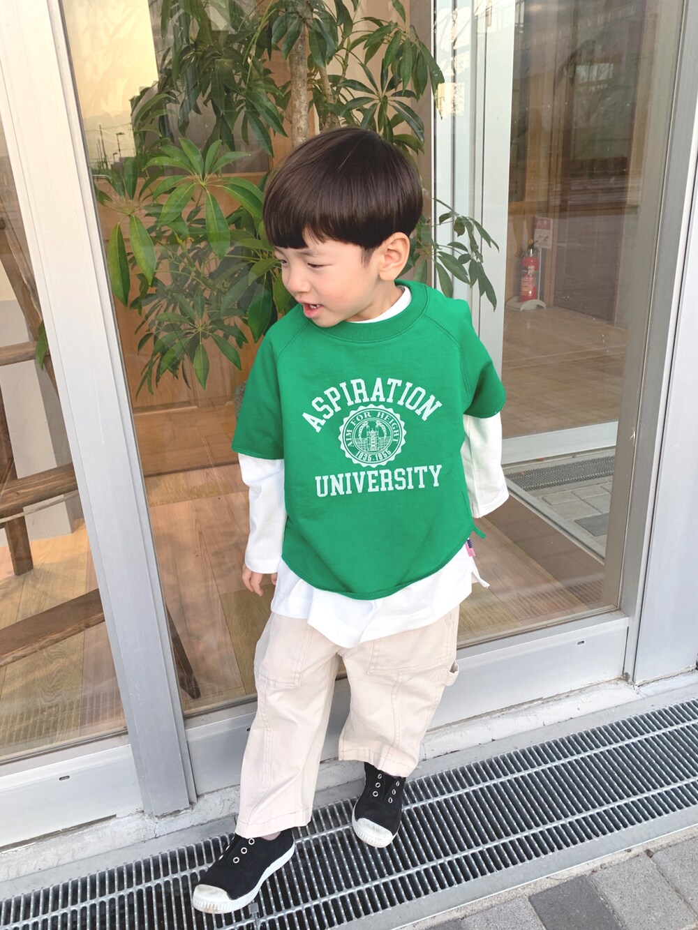 「チャオパニックティピー(CIAOPANIC TYPY)、CIAOPANIC TYPY、ciaopanicTYPY、グリーンコーデ、春カラー、ホワイトパンツ、3歳男の子」｜「CIAOPANIC TYPYの【KIDS】USAコットンポケット付きロングTee（Tシャツ/カットソー、ホワイト系）」を使った、sayuuuuさん（キッズ・90cm）の春コーディネートの3枚目の写真