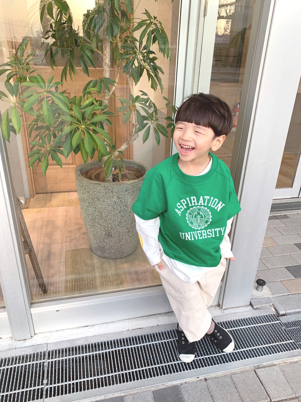 「チャオパニックティピー(CIAOPANIC TYPY)、CIAOPANIC TYPY、ciaopanicTYPY、グリーンコーデ、春カラー、ホワイトパンツ、3歳男の子」｜「CIAOPANIC TYPYの【KIDS】USAコットンポケット付きロングTee（Tシャツ/カットソー、ホワイト系）」を使った、sayuuuuさん（キッズ・90cm）の春コーディネートの4枚目の写真