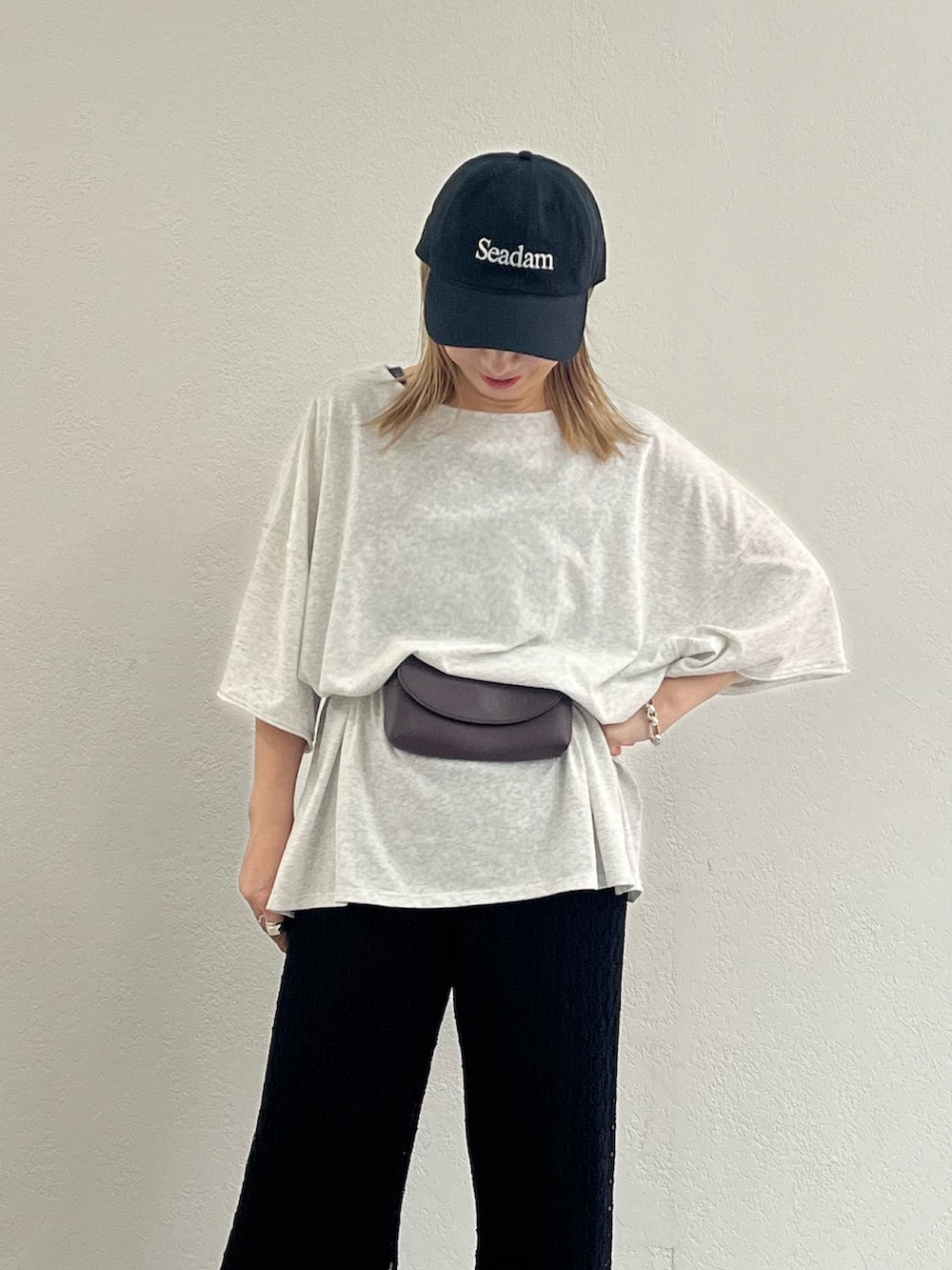 ブラウン系のサンダル、ブラック系のその他パンツ、グレー系のTシャツ/カットソーを着用したレディースの夏コーディネートの4枚目の写真