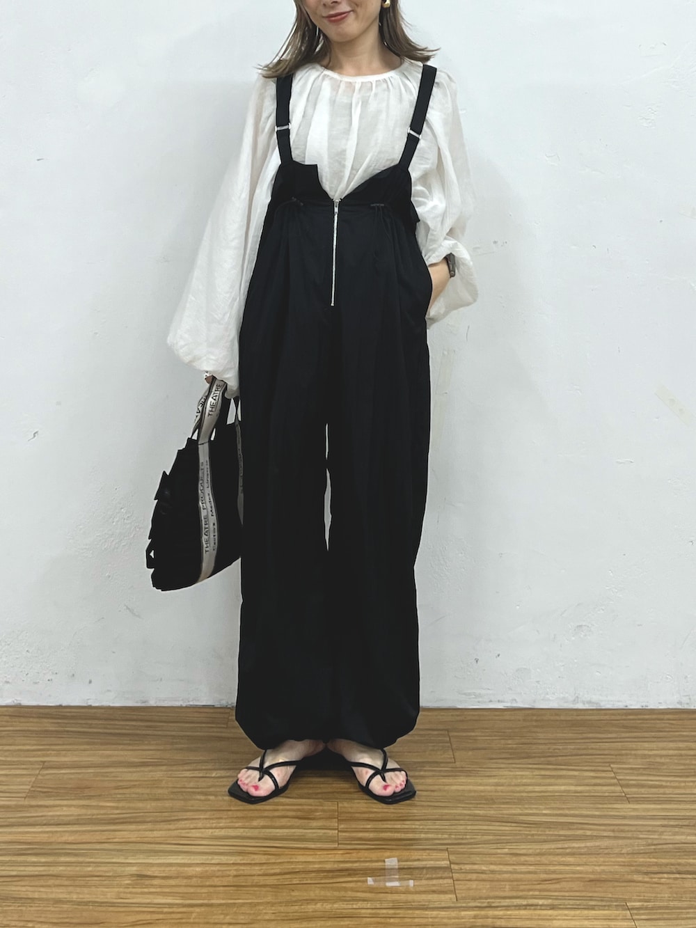 「サロペットコーデ、サロペット、シアーシャツ、シア―ブラウス、シアタープロダクツ(THEATRE PRODUCTS)、シアタープロダクツ」｜「CIAOPANIC TYPYの光沢ナイロンウエストギャザーサス付きパンツ（サロペット/オーバーオール、ブラック系）」を使った、sayuuuuさん（レディース・147cm）の夏コーディネートの2枚目の写真