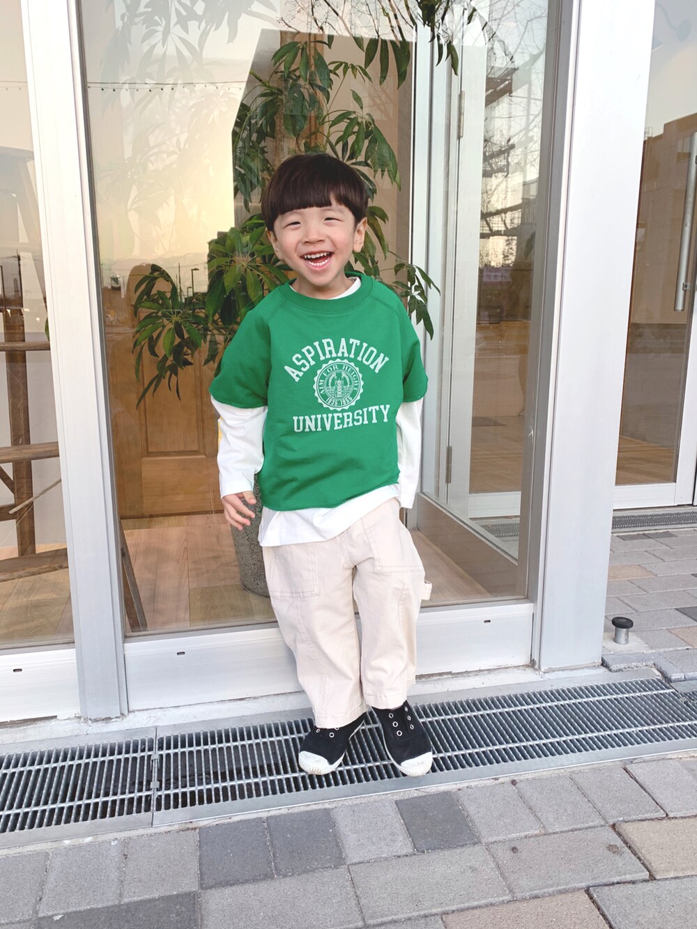 「チャオパニックティピー(CIAOPANIC TYPY)、CIAOPANIC TYPY、ciaopanicTYPY、グリーンコーデ、春カラー、ホワイトパンツ、3歳男の子」｜「CIAOPANIC TYPYの【KIDS】USAコットンポケット付きロングTee（Tシャツ/カットソー、ホワイト系）」を使った、sayuuuuさん（キッズ・90cm）の春コーディネートの5枚目の写真