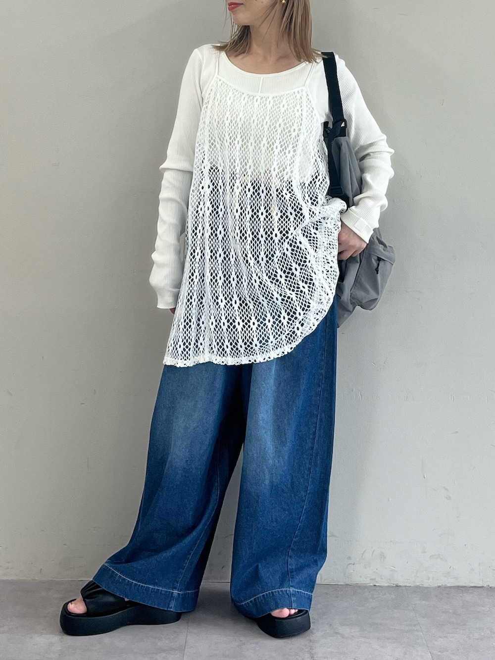 「デニム、デニムパンツ、デニムコーデ、でにむ、キャミ、キャミソール、キャミソール重ね着、レース、レーストップス、レースワンピース、低身長、低身長コーデ、低身長女子、低身長レディースファッション、低身長こーで」｜「CIAOPANIC TYPYのギャザーデザイン厚底サンダル（サンダル、ブラック系）」を使った、sayuuuuさん（骨格ウェーブ・レディース・147cm）の春コーディネートの2枚目の写真