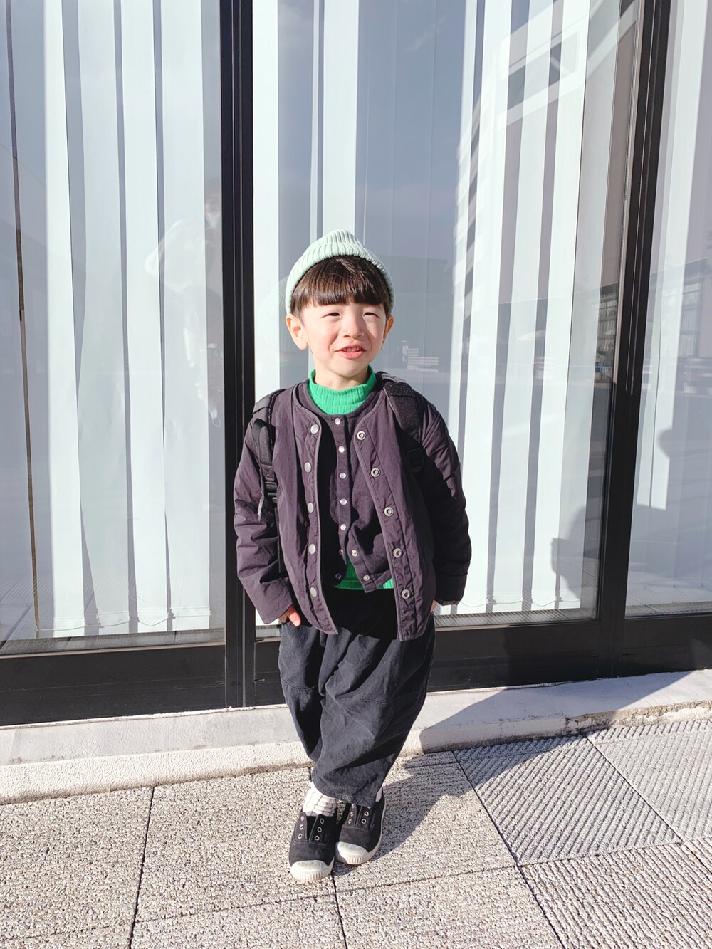 「CIAOPANIC TYPY、ciaopanicTYPY、チャオパニックティピー(CIAOPANIC TYPY)、3歳男の子、ニット帽」｜「Cientaの【Cienta/シエンタ】CanvasSlip-on model70（スリッポン、ブラック系）」を使った、sayuuuuさん（キッズ・90cm）の春コーディネートの2枚目の写真