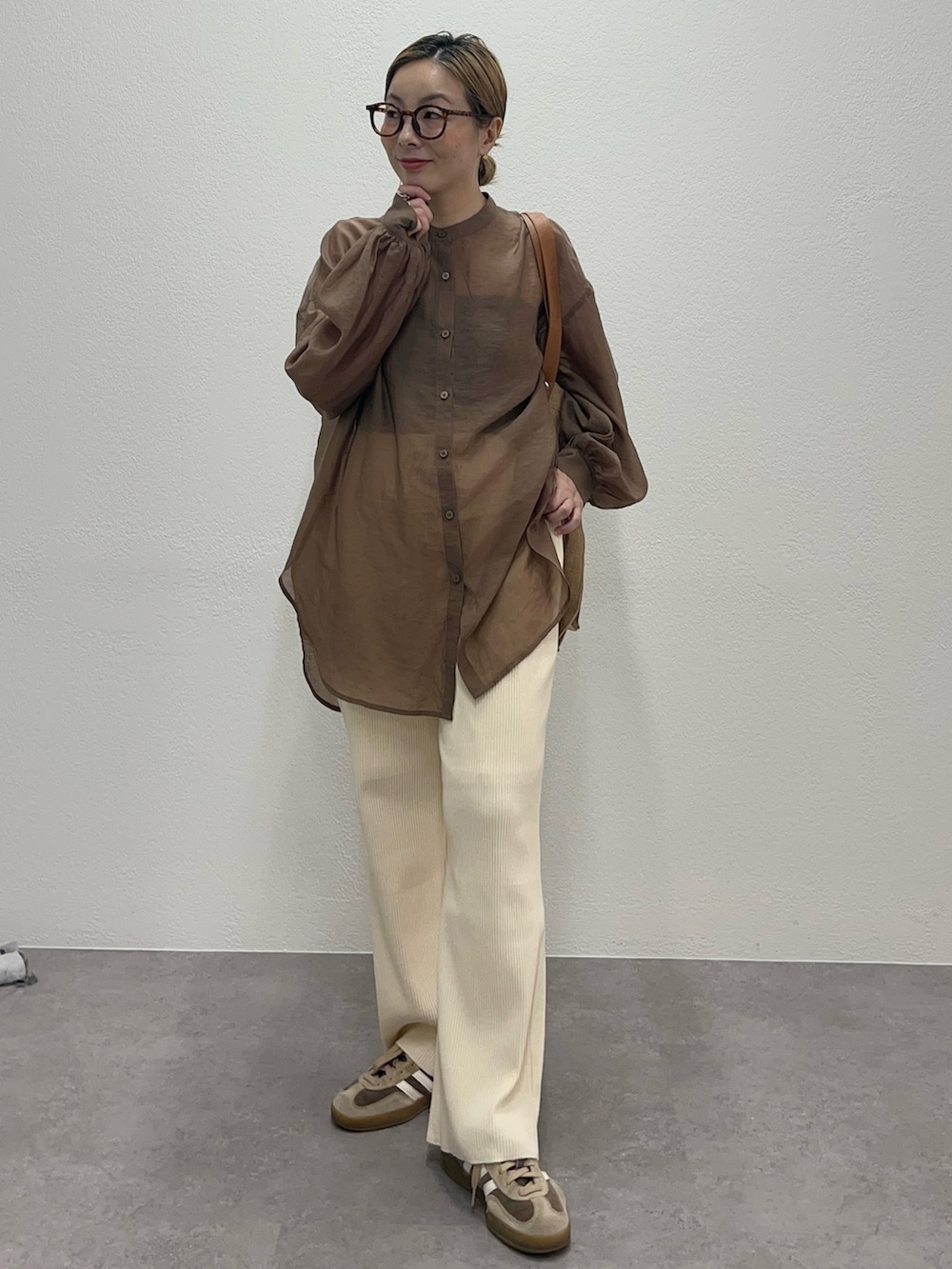 ブラウン系のシャツ/ブラウス、ホワイト系のその他パンツ、ブルー系のトートバッグを着用したレディースの春コーディネートの3枚目の写真