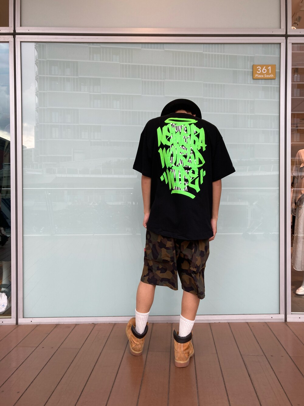 「ビッグシルエット、AVIREX、ハーフパンツ、ラフ、シンプルコーデ、夏コーデ、シャツコーデ、カジュアルコーデ、ストリートコーデ、おしゃれさんと繋がりたい」｜「AVIREXのアイテム（ハット、ブラック系）」を使った、ゆきとらさん（メンズ・175cm）の春コーディネートの2枚目の写真