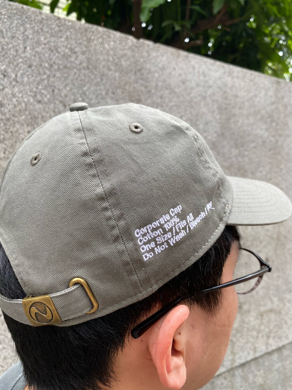 グレー系のTシャツ/カットソー、グリーン系のパンツ、グレー系のシューズを着用したメンズの冬コーディネートの4枚目の写真