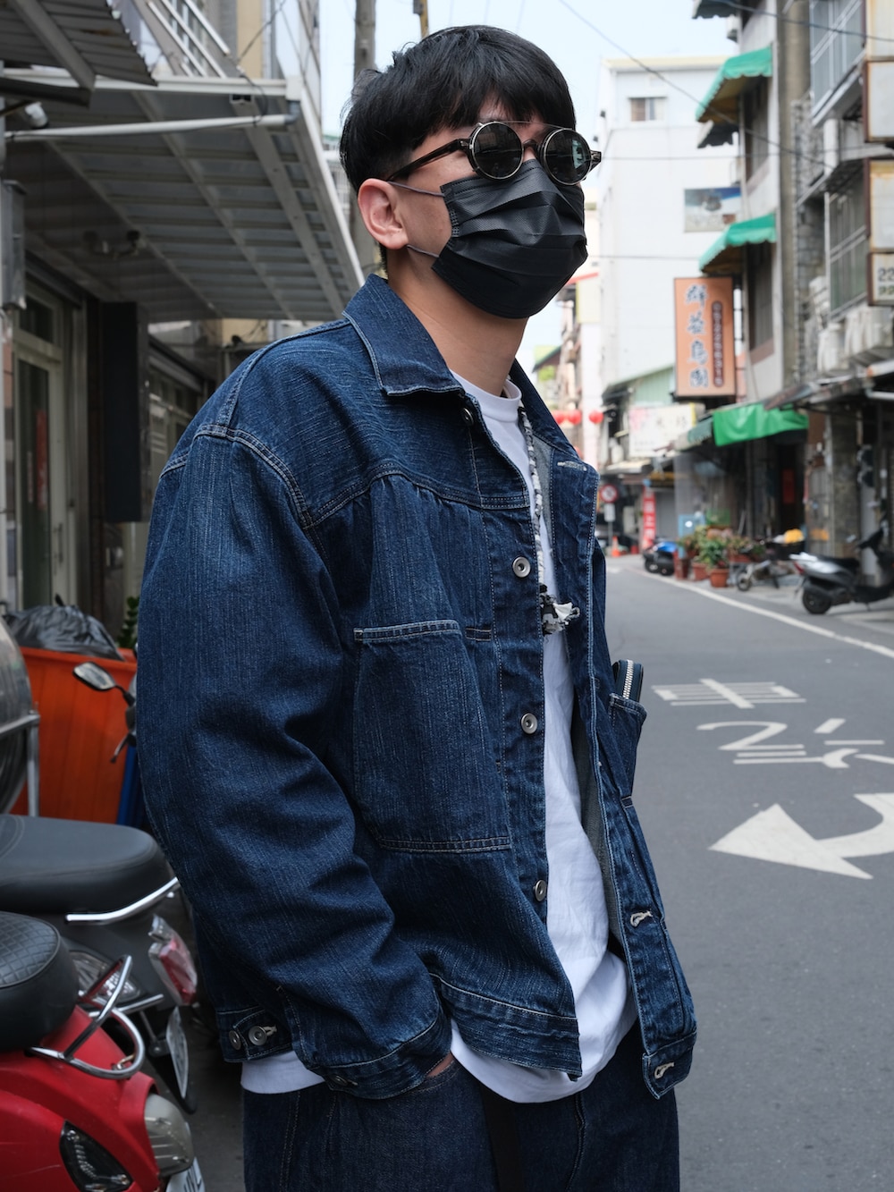 ブルー系のジャケット/アウター、ブルー系のデニムパンツ、グレー系のネックレスを着用したメンズの春コーディネートの2枚目の写真