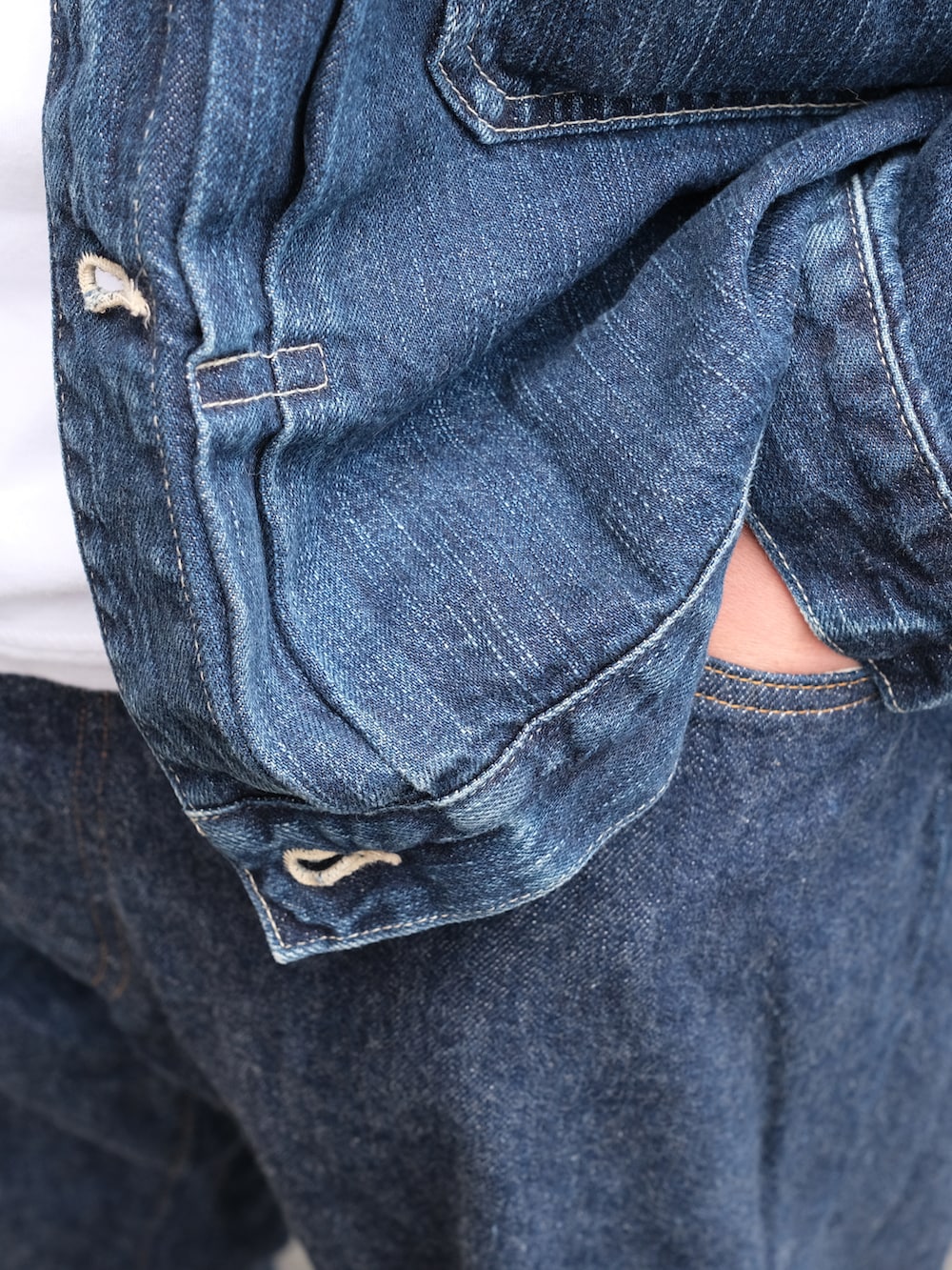 ブルー系のジャケット/アウター、ブルー系のデニムパンツ、グレー系のネックレスを着用したメンズの春コーディネートの3枚目の写真