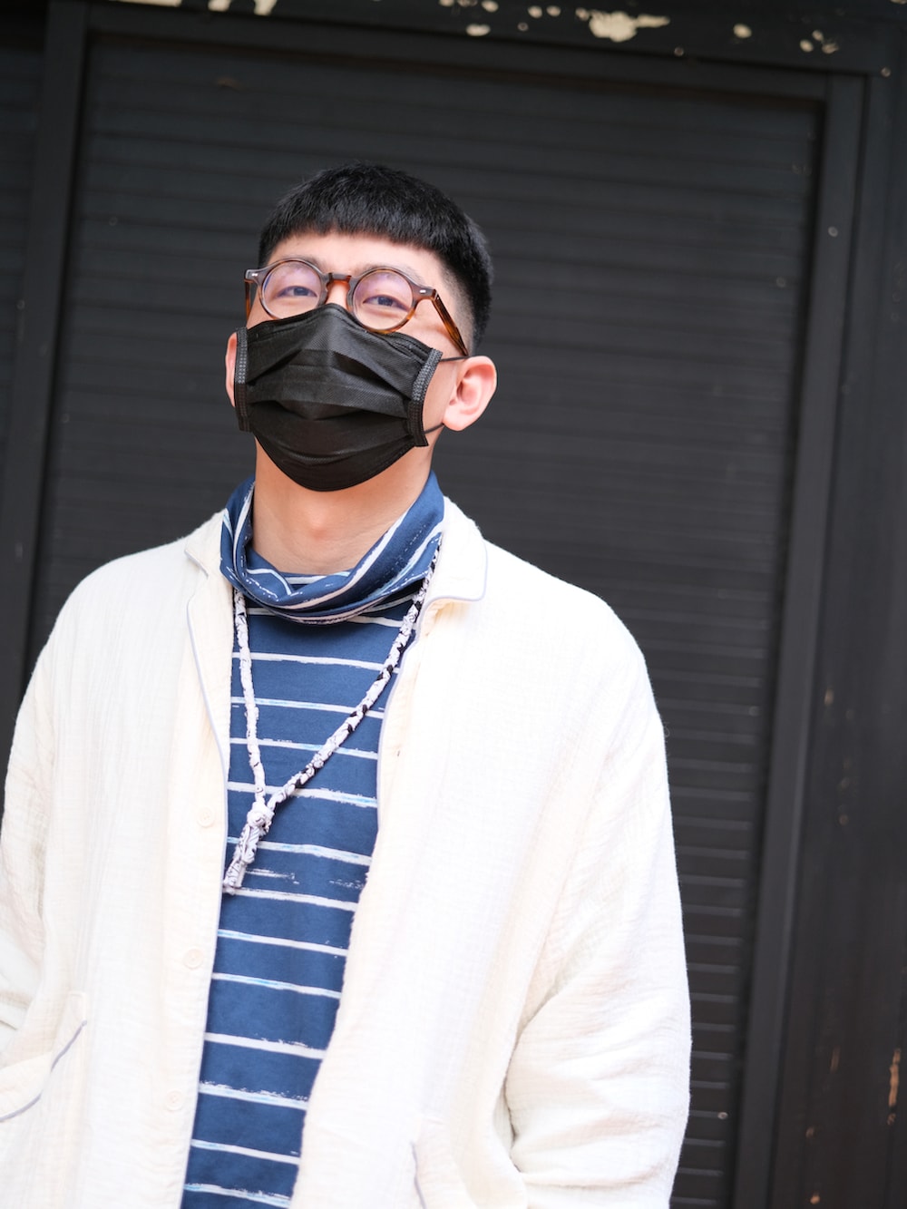 ホワイト系のパンツ、ブラウン系のシューズ、ブルー系のトップスを着用したメンズの春コーディネートの3枚目の写真