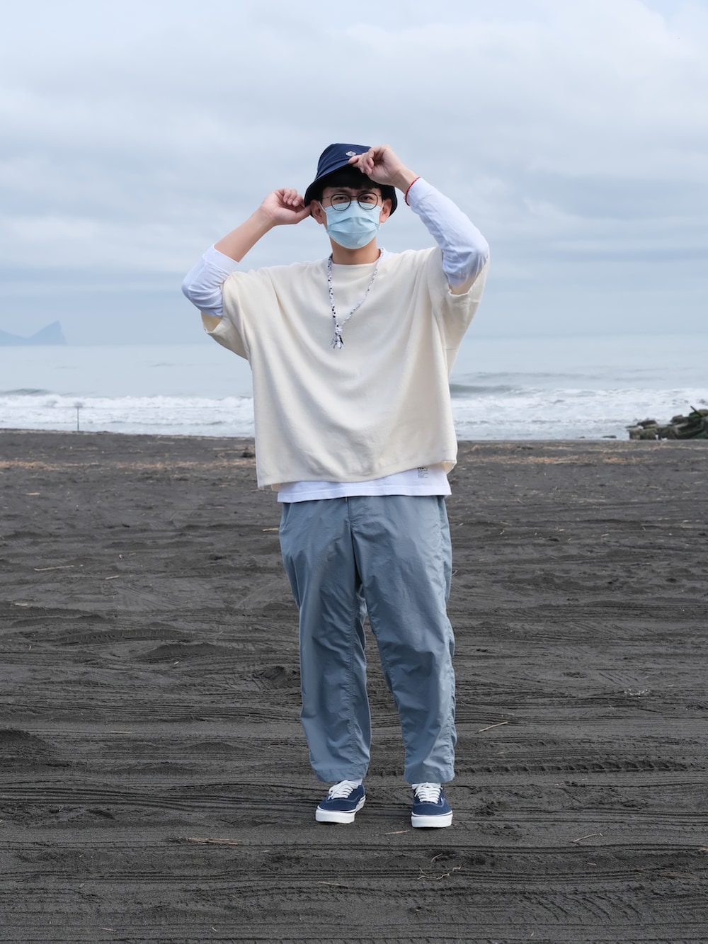 ベージュ系のTシャツ/カットソー、ホワイト系のTシャツ/カットソー、ブルー系のパンツを着用したメンズの冬コーディネートの3枚目の写真