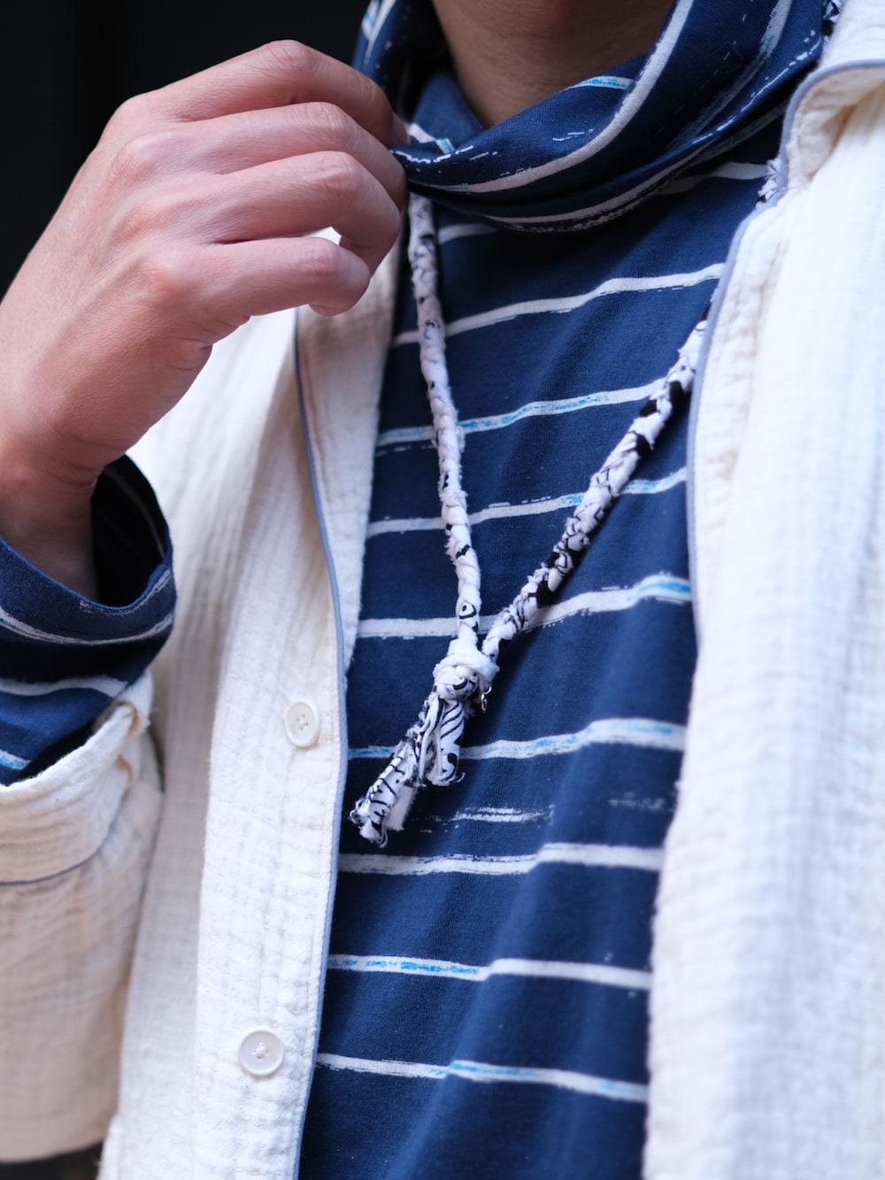 ホワイト系のパンツ、ブラウン系のシューズ、ブルー系のトップスを着用したメンズの春コーディネートの2枚目の写真