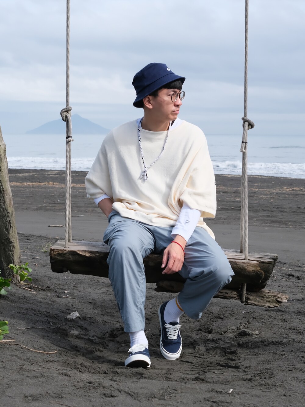 ベージュ系のTシャツ/カットソー、ホワイト系のTシャツ/カットソー、ブルー系のパンツを着用したメンズの冬コーディネートの2枚目の写真