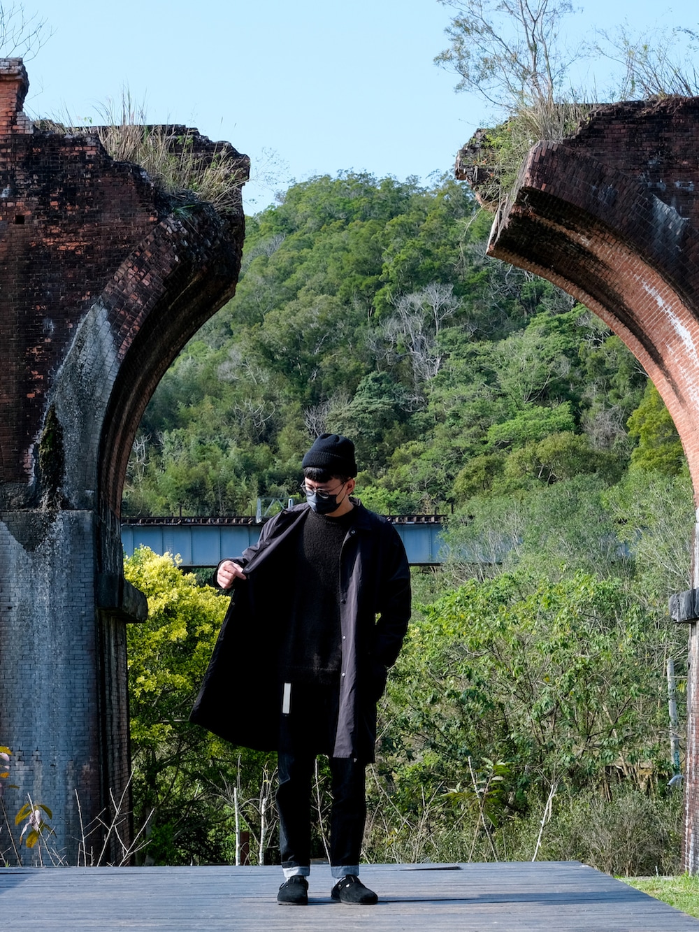 ブラック系のデニムパンツ、ブラック系のサンダル、ブラウン系のトップスを着用したメンズの冬コーディネートの3枚目の写真