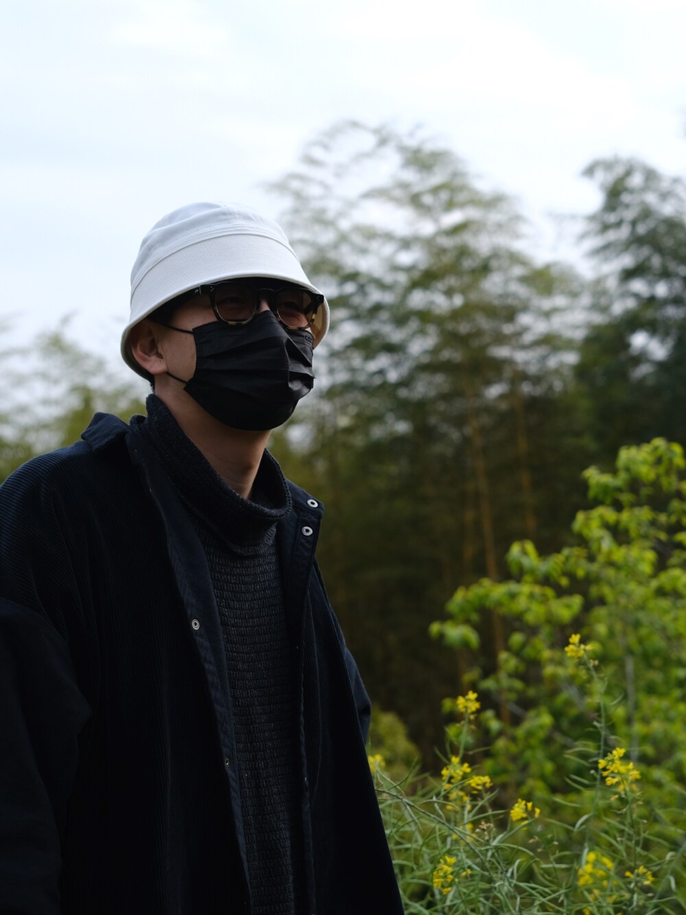 ブラック系のジャケット/アウター、ブラック系のトップス、ブラック系のその他シューズを着用したメンズの冬コーディネートの3枚目の写真