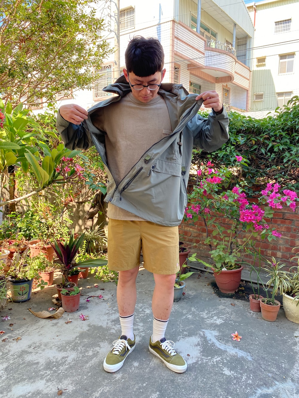 グリーン系のミリタリージャケット、ベージュ系のその他パンツ、グリーン系のシューズを着用したメンズの冬コーディネートの2枚目の写真