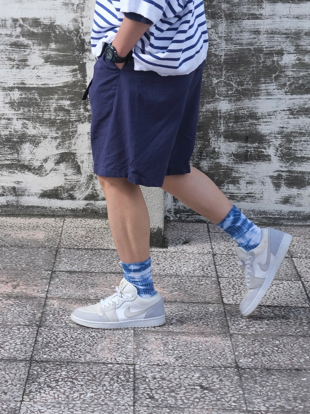 ブラック系のTシャツ/カットソー、ブルー系のその他パンツ、ホワイト系のスニーカーを着用したメンズの冬コーディネートの2枚目の写真