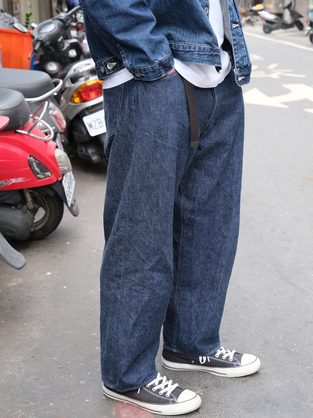 ブルー系のジャケット/アウター、ブルー系のデニムパンツ、グレー系のネックレスを着用したメンズの春コーディネートの4枚目の写真