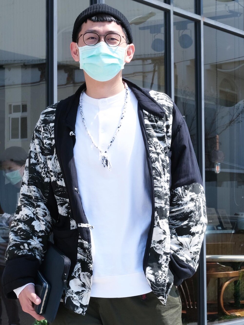 ブラック系のジャケット/アウター、グリーン系のその他パンツ、ブラック系のシューズを着用したメンズの春コーディネートの2枚目の写真