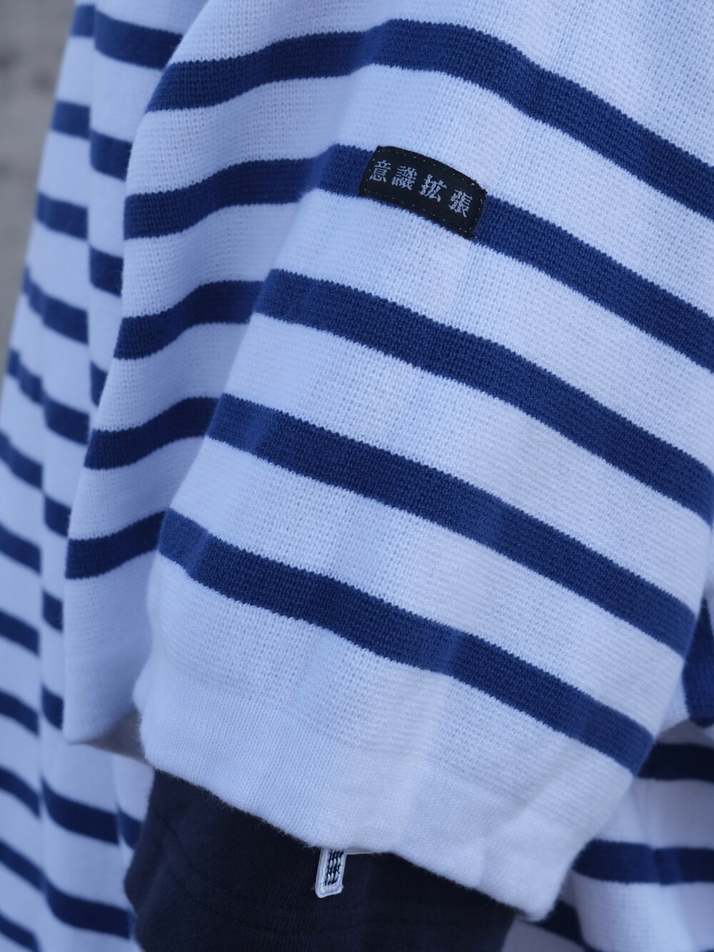 ブラック系のTシャツ/カットソー、ブルー系のその他パンツ、ホワイト系のスニーカーを着用したメンズの冬コーディネートの3枚目の写真