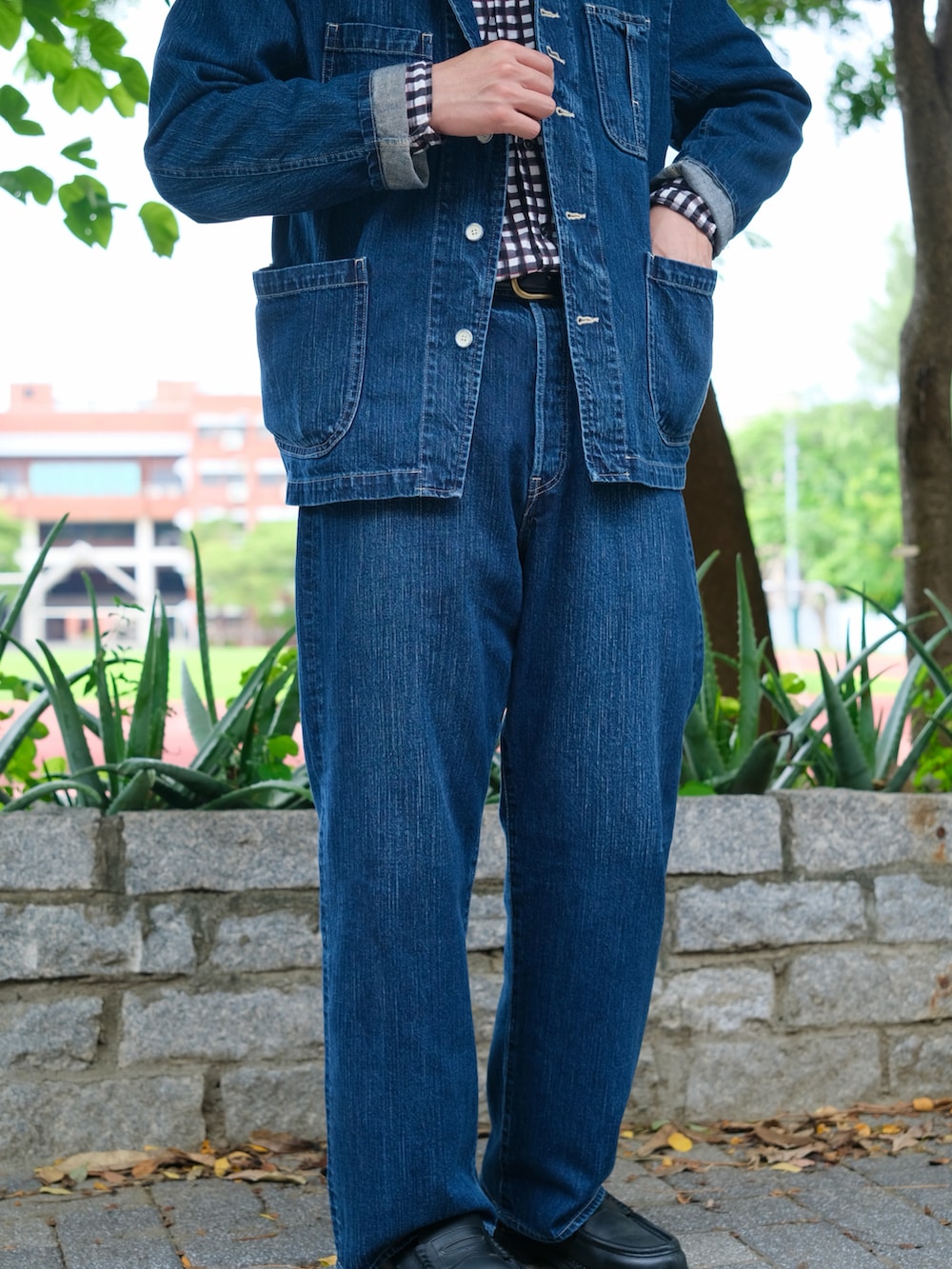 ブルー系のデニムジャケット、ブルー系のデニムパンツ、ブラック系のシャツ/ブラウスを着用したメンズの夏コーディネートの2枚目の写真