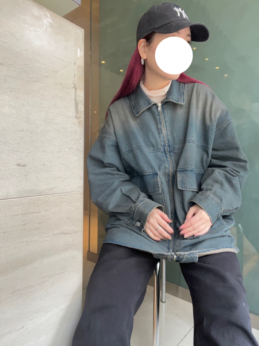 ブルー系のデニムジャケット、ホワイト系のTシャツ/カットソー、ブラック系のデニムパンツを着用したレディースの春コーディネートの3枚目の写真