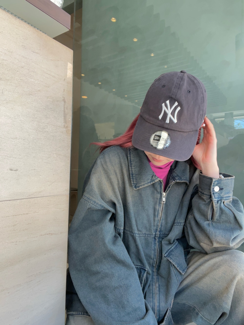 ブルー系のデニムパンツ、ブルー系のデニムジャケット、ベージュ系のTシャツ/カットソーを着用したレディースの春コーディネートの3枚目の写真