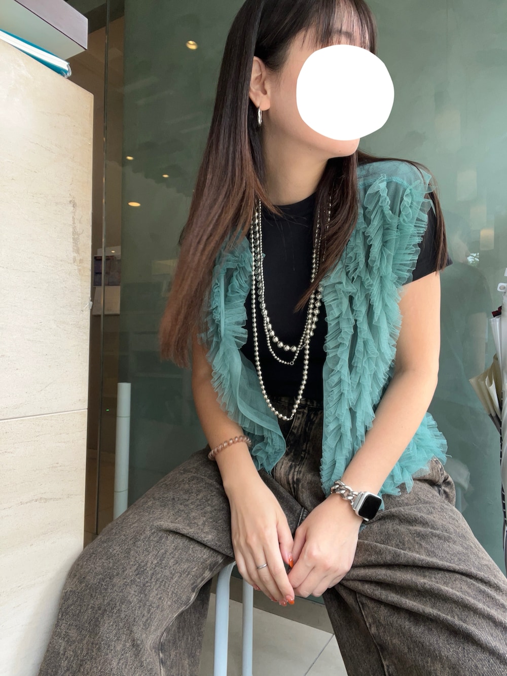 ブラウン系のデニムパンツ、ブラック系のTシャツ/カットソー、グリーン系のベストを着用したレディースの夏コーディネートの2枚目の写真