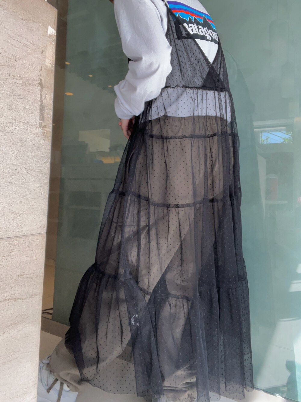 ホワイト系のTシャツ/カットソー、ブラック系のワンピース/ドレス、グリーン系のカーゴパンツを着用したレディースの春コーディネートの2枚目の写真