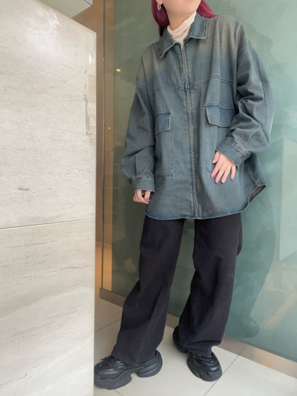 ブルー系のデニムジャケット、ホワイト系のTシャツ/カットソー、ブラック系のデニムパンツを着用したレディースの春コーディネートの2枚目の写真