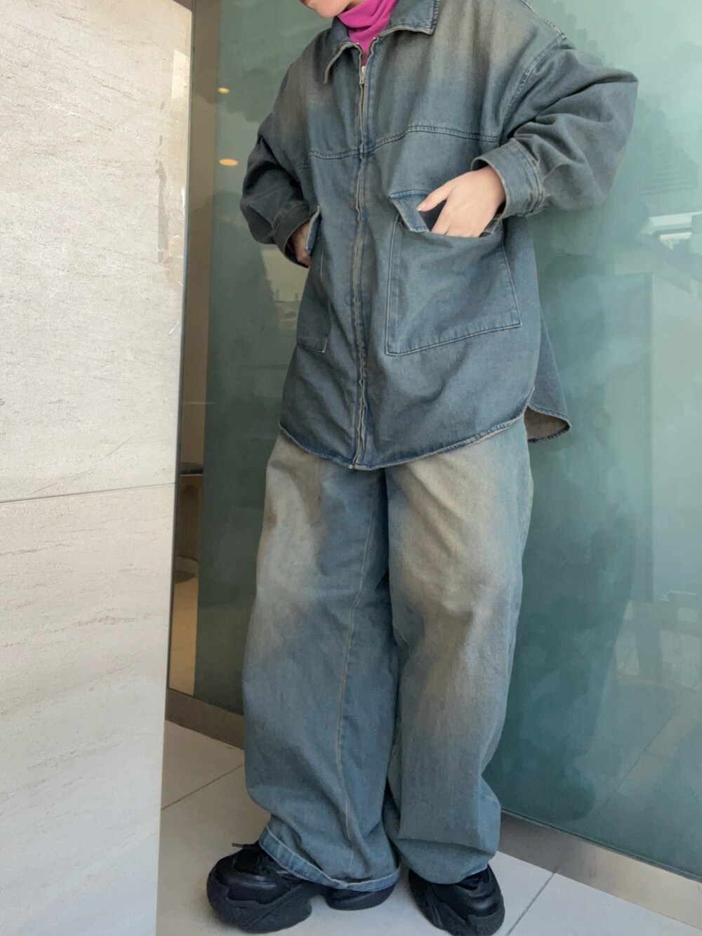 ブルー系のデニムパンツ、ブルー系のデニムジャケット、ベージュ系のTシャツ/カットソーを着用したレディースの春コーディネートの2枚目の写真