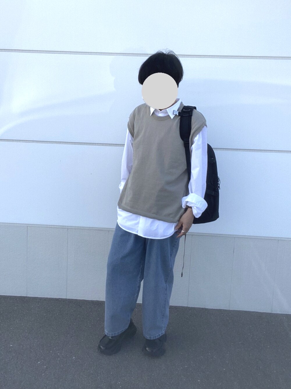 ベージュ系のアンサンブル、ブルー系のデニムパンツ、ブラック系のローファーを着用したメンズの春コーディネートの2枚目の写真