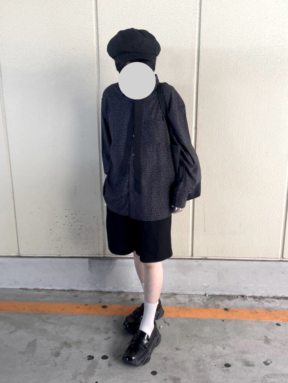 ブラック系のシャツ/ブラウス、ブラック系のトートバッグ、ブラック系のネクタイを着用したメンズの春コーディネートの2枚目の写真