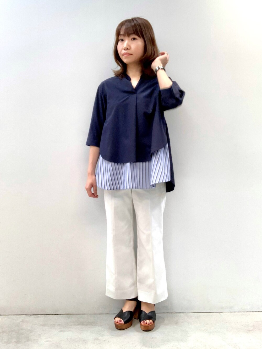 ブルー系のシャツ/ブラウス、ホワイト系のその他パンツ、その他のその他を着用したレディースの夏コーディネートの2枚目の写真