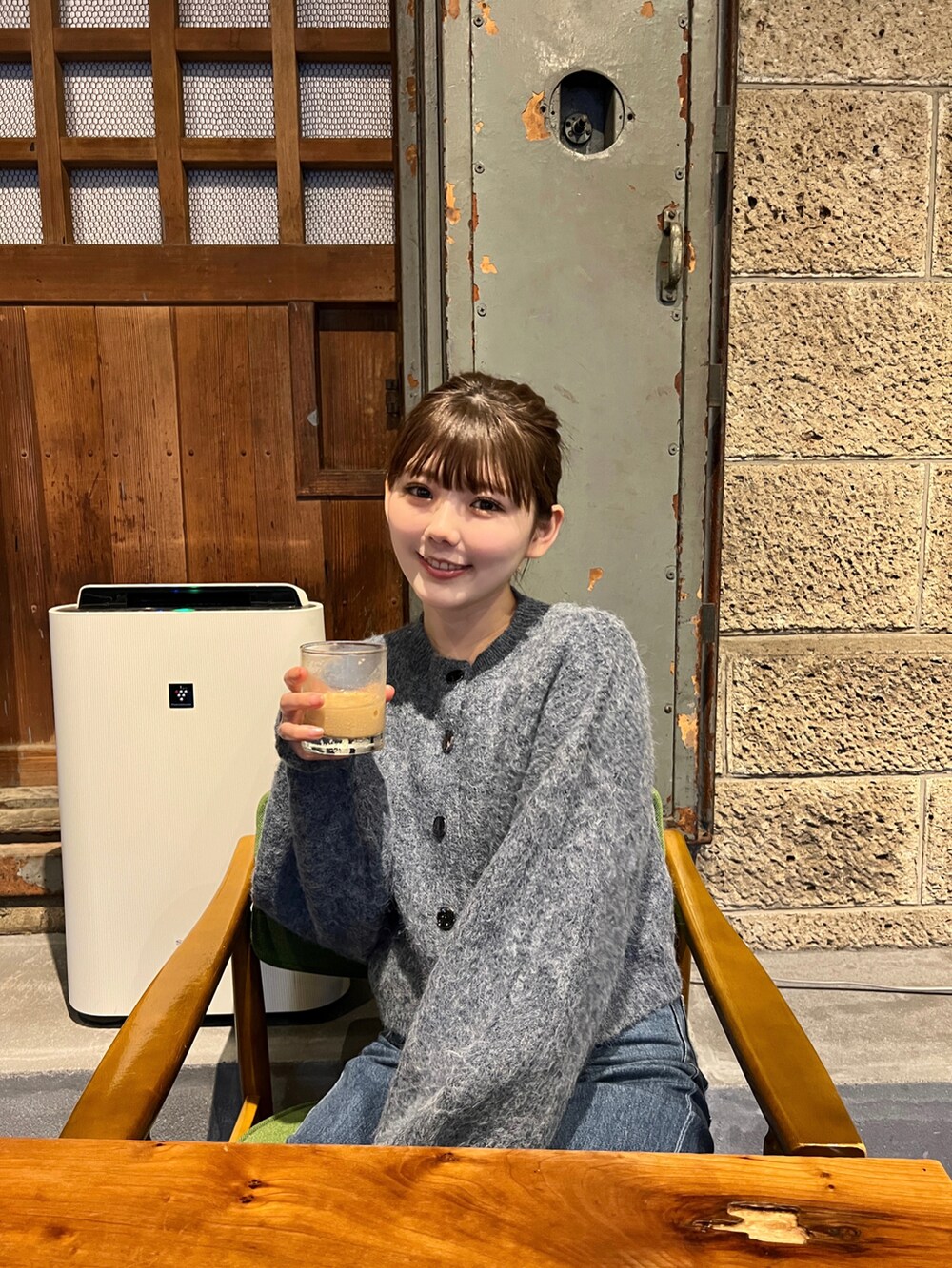 ブルー系のカーディガン/ボレロ、ブラック系のトートバッグ、ブラック系のドレスシューズを着用したレディースの秋コーディネートの4枚目の写真