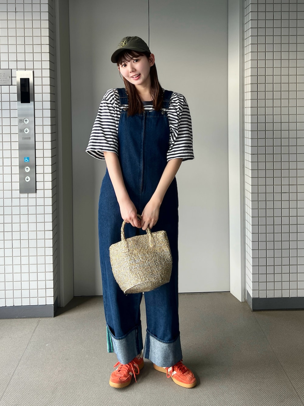 「夏ルックで気分アップ、サロペット、ボーダートップス、ボーダー、スニーカー、カジュアルコーデ、かごバッグ、キャップ、ボーダーTシャツ、夏コーデ、デニム、デニムコーデ、ワントーンコーデ、オールインワン、カラーコーデ」｜「BLACK BY MOUSSYのplastic sisal bag(プラスチックサイザルバック)（かごバッグ、ゴールド系）」を使った、りんさん（骨格ストレート・レディース・161cm）の夏コーディネートの2枚目の写真