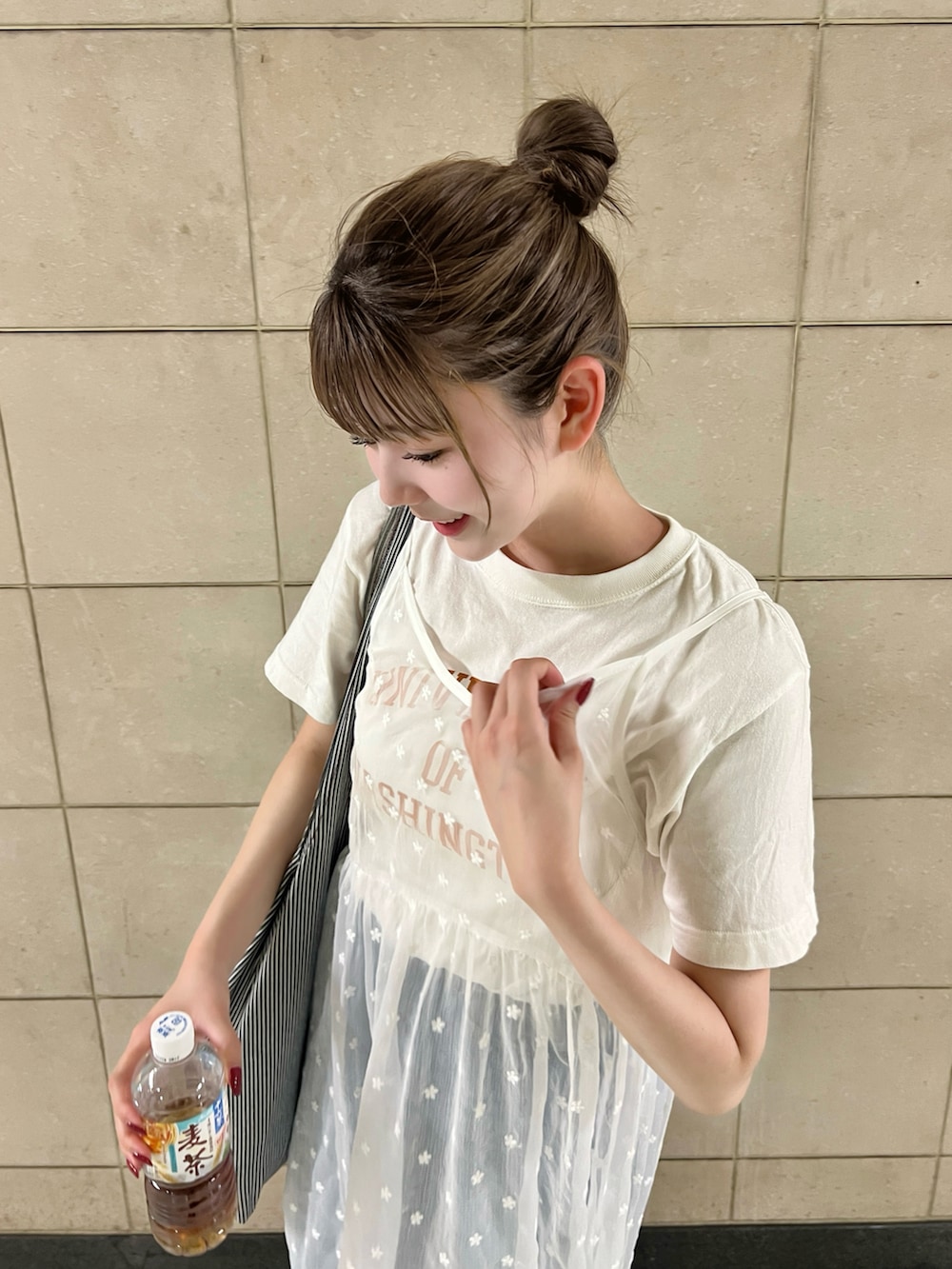 その他のTシャツ/カットソー、ブルー系のトートバッグ、ピンク系のスニーカーを着用したレディースの夏コーディネートの3枚目の写真